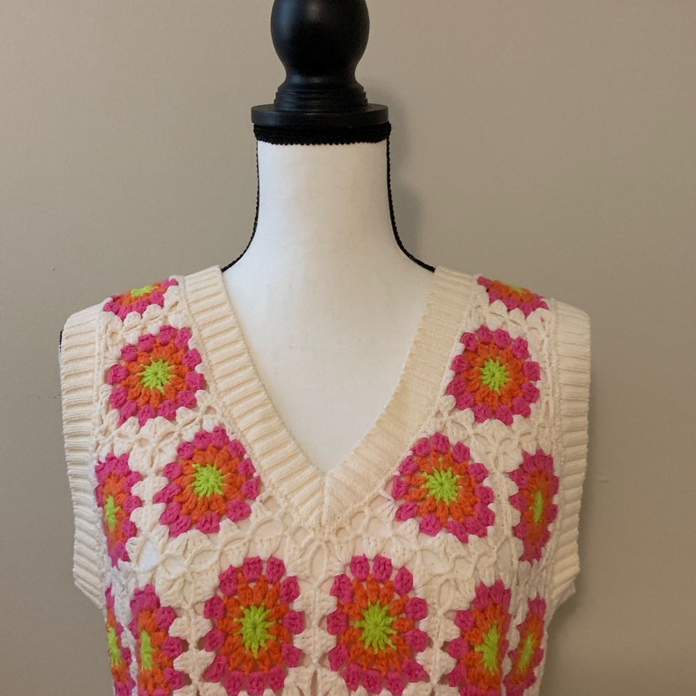 D O N A T E D 
Floral Crochet Knit Vest by Jodifl size medium EUC B59 - Picture 2 of 6